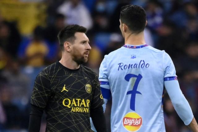 La star argentine du Paris Saint-Germain Lionel Messi (G) et la vedette portugaise Cristiano Ronaldo (de dos) lors d'un match entre le PSG et une sélection des meilleurs joueurs du championnat d'Arabie saoudite à Ryad le 19 janvier 2023
