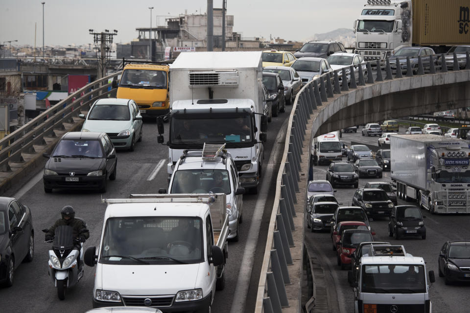 <strong>Precio de un litro de gasolina</strong>: 1,60 euros. <br><br>Foto: AP Photo/Petros Giannakouris