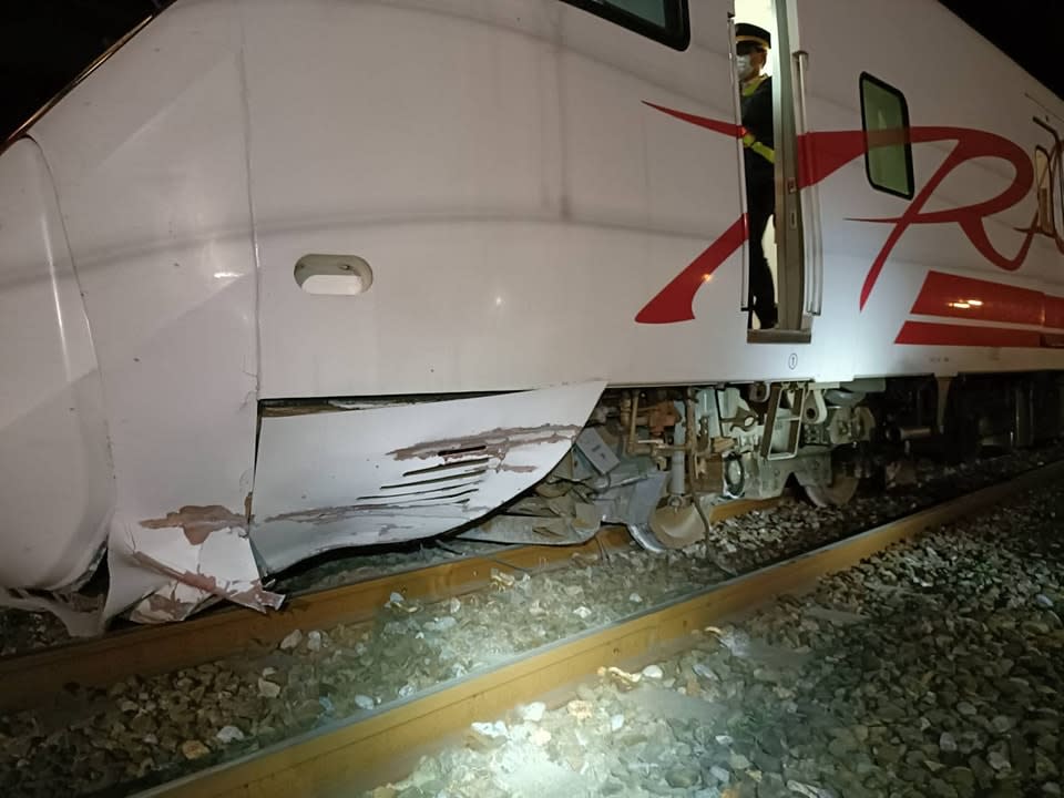 445次普悠瑪列車今（10）天晚間在花蓮和仁遭落石砸中導致車頭出軌，列車上約146名乘客無人受傷。（圖：「以蘇花公路即時路況為主的平台」臉書）