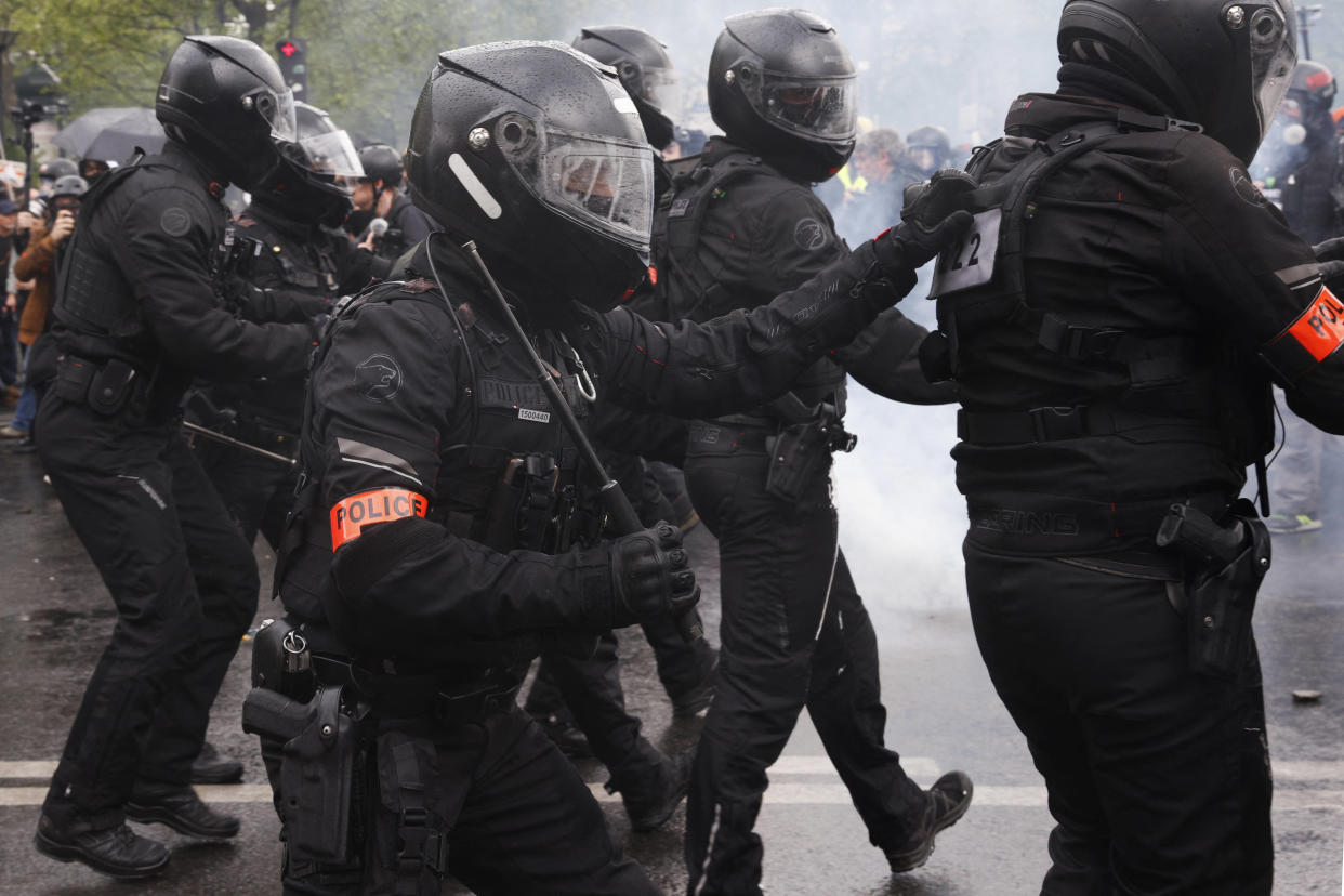 Des policiers de la Brigade motorisée de répression de l’action violente (Brav-M) prennent position lors de la manifestation du 1er-mai à Paris. 