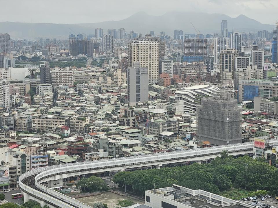 去年立院三讀通過平均地權條例部分條文修正草案，祭出五大修正期強力遏止炒房，新法去年7月上路，新北境內至今年5月底接獲41案相關檢舉案，不過案件成立開罰件數卻是0。圖為新北市板橋區。記者李定宇／攝影