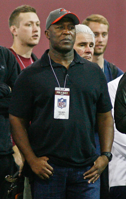 Buccaneers head coach Lovie Smith watches Jameis Winston. (USA TODAY Sports)