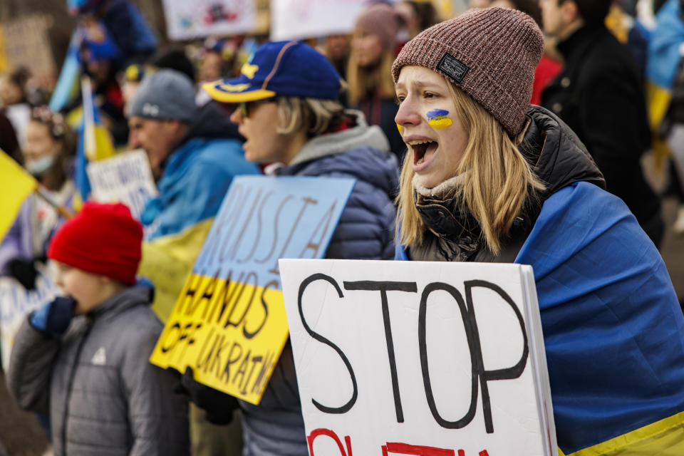 <p>德國反戰集會人數超出預期，警方協助開路。(Photo by Samuel Corum/Getty Images)</p> 