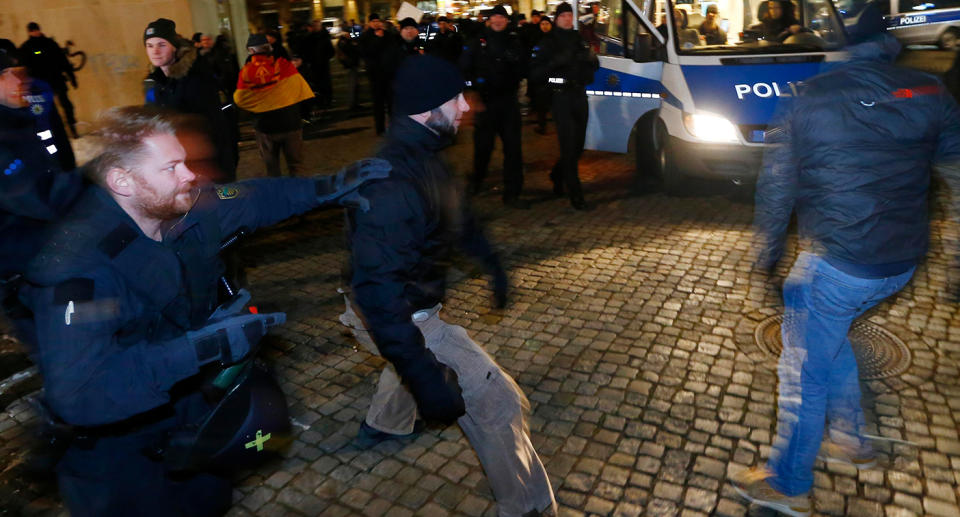 Bei der AfD-Kundgebung am Dienstagabend in Dresden kam es zu gewalttätigen Ausschreitungen. (Bild: Reuters)