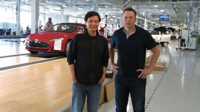 雷軍宣布小米加入智慧電動汽車製造業，10年內投資將超過100億美元。圖為雷軍(左)參訪特斯拉時與其創辦人馬斯克(右)合影。（圖／小米）