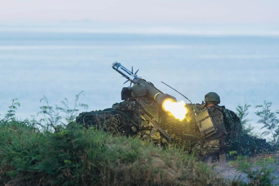 國軍今日發現共軍朝外島3處，進行遠程火箭等實彈演練。（示意圖，非當事畫面／翻攝國防部發言人臉書）