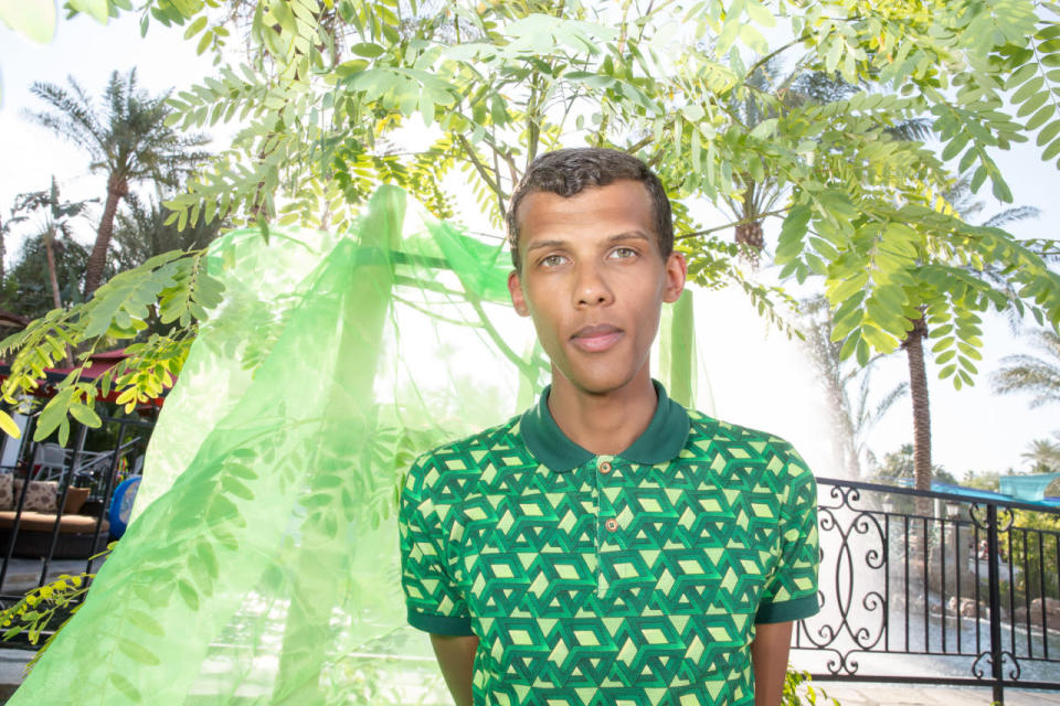 Stromae - Le chanteur belge a carrément monté sa marque pour se créer des costumes de scène sur mesure. Chemises, vestes et chaussettes très colorées font partie de la collection. 