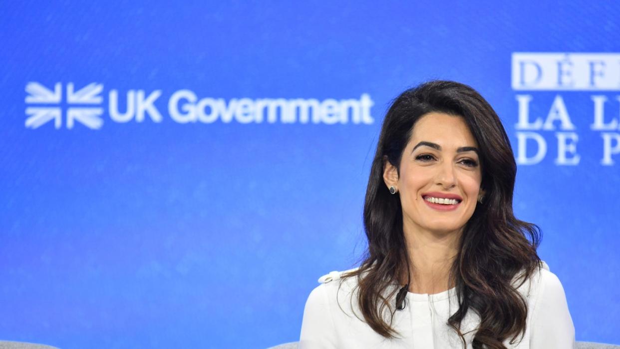 Anwältin Amal Clooney ist aus Protest gegen die Haltung der britischen Regierung von ihrem Amt als Sonderbeauftragte für Pressefreiheit zurückgetreten.