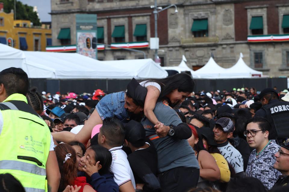 Fanáticos de Grupo Firme son sacados de entre la multitud por la saturación de espectadores  en la plancha del zócalo capitalino. FOTO: EDGAR NEGRETE/CUARTOSCURO.COM