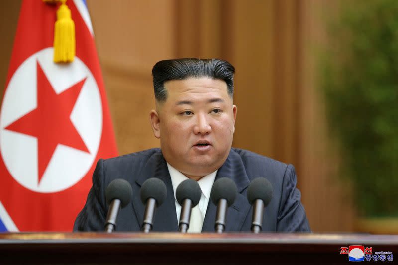 FOTO DE ARCHIVO: El líder de Corea del Norte, Kim Jong Un, se dirige a la Asamblea Popular Suprema, el parlamento norcoreano, que aprobó una ley que consagra oficialmente sus políticas de armas nucleares, en Pyongyang