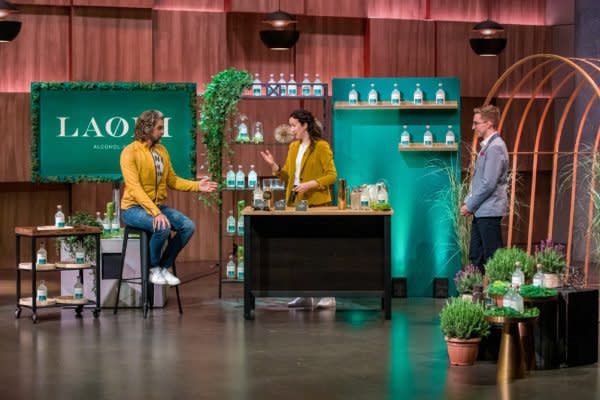 Stella Strüfing und Christian Zimmermann (rechts) wollen dem TV-Löwen Nils Glagau ihren alkoholfreien Gin schmackhaft machen.