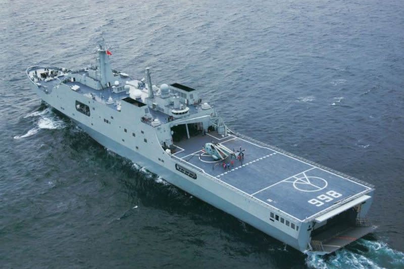 崑崙山號船塢艦。