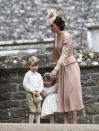 <p>Zu Pippa Middletons Hochzeit trug Prinz George ein maßgeschneidertes Pagen-Outfit von Pepe & Cowhich, mit 105 € teuren Seiden-Knickerbockern. Sein komplettes Outfit kam auf einen Wert von 420 €, während Charlottes Blumenmädchen-Outfit 502 € kostete. [Foto: Getty] </p>