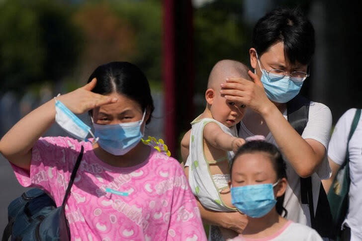 Imagen de archivo de varias personas protegiéndose del sol en medio de la ola de calor en Shanghái, China.