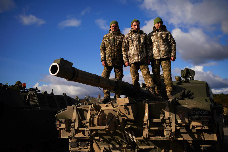 Le 22 février, des soldats ukrainiens posent devant un char FV 4034 Challenger 2 sur une base militaire de l’armée britannique, où ils ont été formés au maniement de ces blindés. 