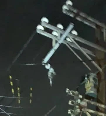 <strong>新竹市香山區晚間8時58分由於線路斷線，需進行停電搶修工作。（圖／民眾提供）</strong>