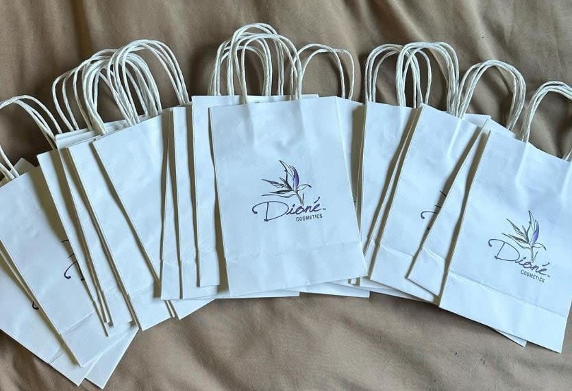 Anderson will have 200 Dioné Cosmetics bags featuring some of her makeup products which she will hand out to celebrities in a talent lounge at the Golden Globes.