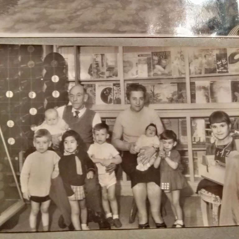 Juan De Oliveira junto a su mujer, Josefa Franco, y sus nietos, en los inicios de la disquería, en 1965