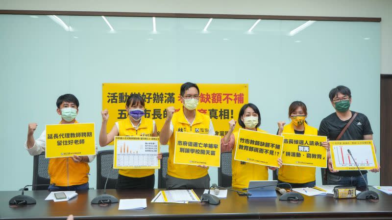 ▲時力立委王婉諭及竹市議員蔡惠婷、林彥甫、廖子齊及南區市議員參選人陳鶴文舉辦「活動辦好辦滿，老師缺額不補 五星市長的窮教育真相」記者會，呼籲重視新竹市教師缺額問題。（圖／王婉諭國會辦公室提供）