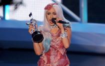 Lady Gaga hatte in ihrer Karriere schon viele schrille Auftritte, dieser hier sticht aber bis heute heraus: Bei den MTV Video Music Awards 2010 erschien die Sängerin in einem Kleid aus rohem Rindfleisch - sogar eine kleine Fleisch-Haube war dabei! Das war mehr als die "normale" Gaga-Extravaganz - dieses Outfit war, mit einem Wort: krass! (Bild: Getty Images/Kevin Winter)