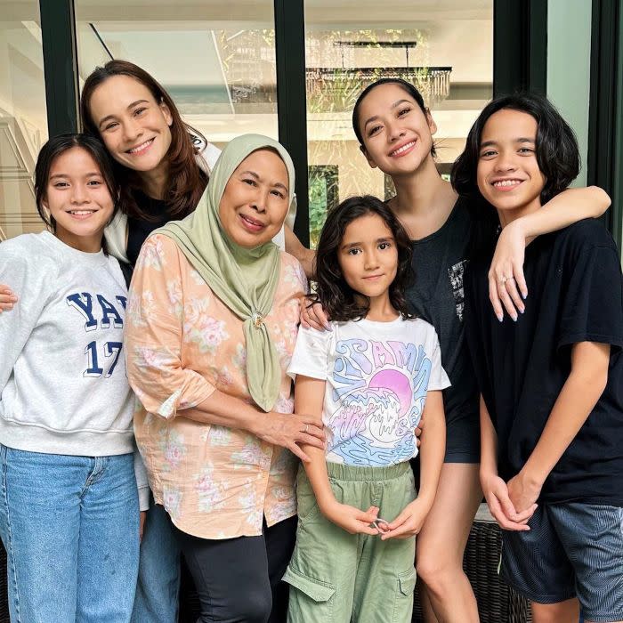 Bunga reunited with her Malaysian family