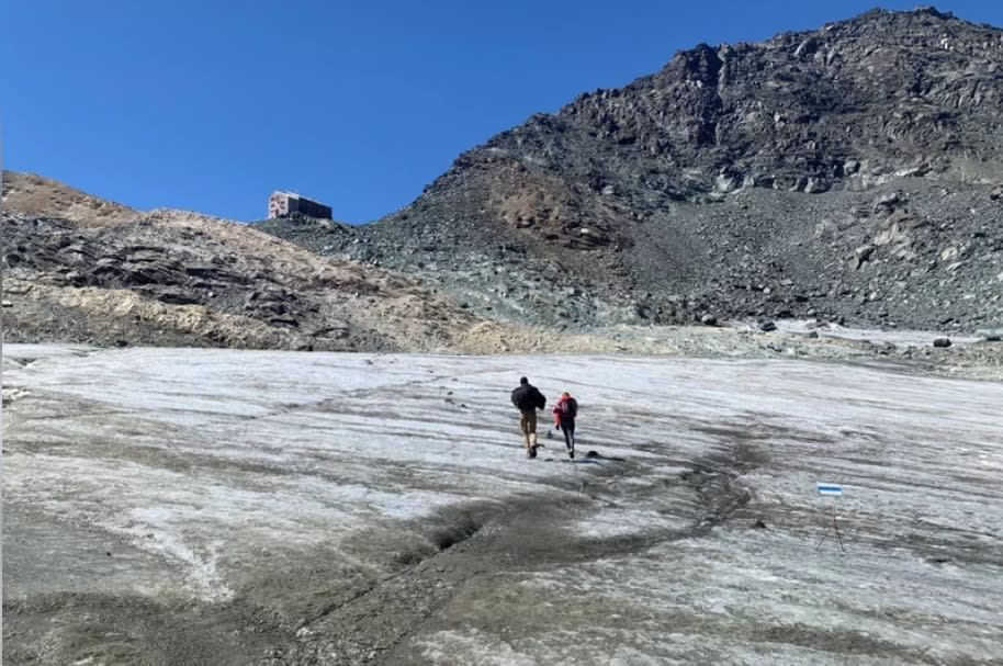 今年夏天瑞士冰川被發現2具屍骨與1架失聯半世紀的飛機殘骸。（圖／路透社）