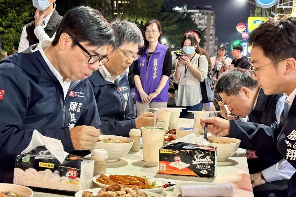 陳其邁市長至六合夜市以實際行動支持令人食指大動、意猶未盡夜市美食。圖/高雄市政府提供