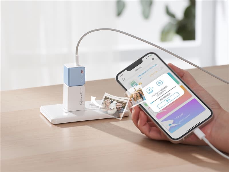 「Qubii EX 極速版備份豆腐」可支援新版 iPhone 15系列 USB-C PD，讓手機快速充電同時就能自動備份新增的照片及影片，使用零技巧超便利。