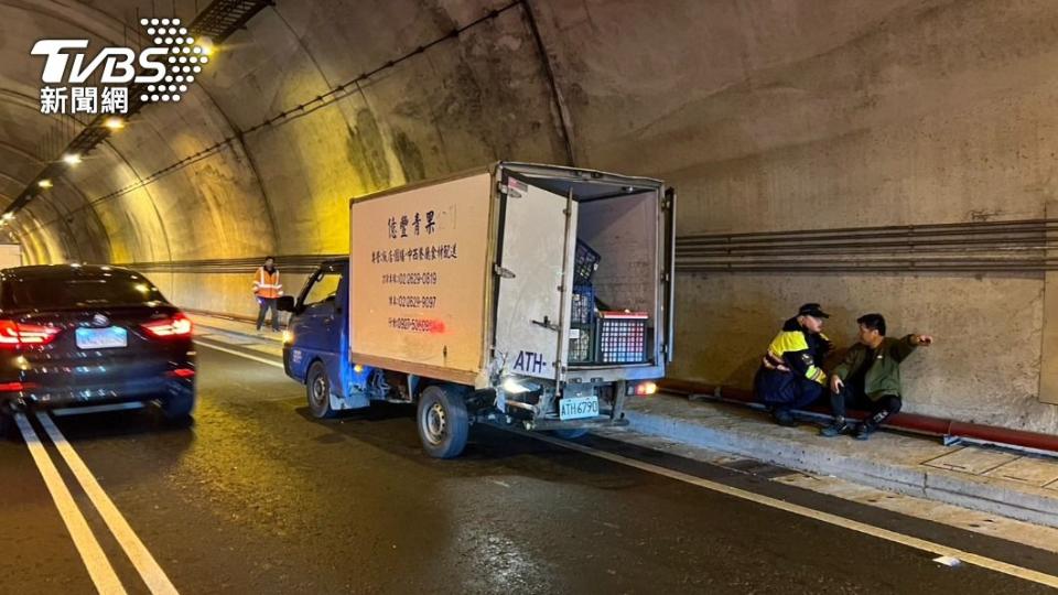 台62瑪陵隧道有4車連環撞。（圖／TVBS）