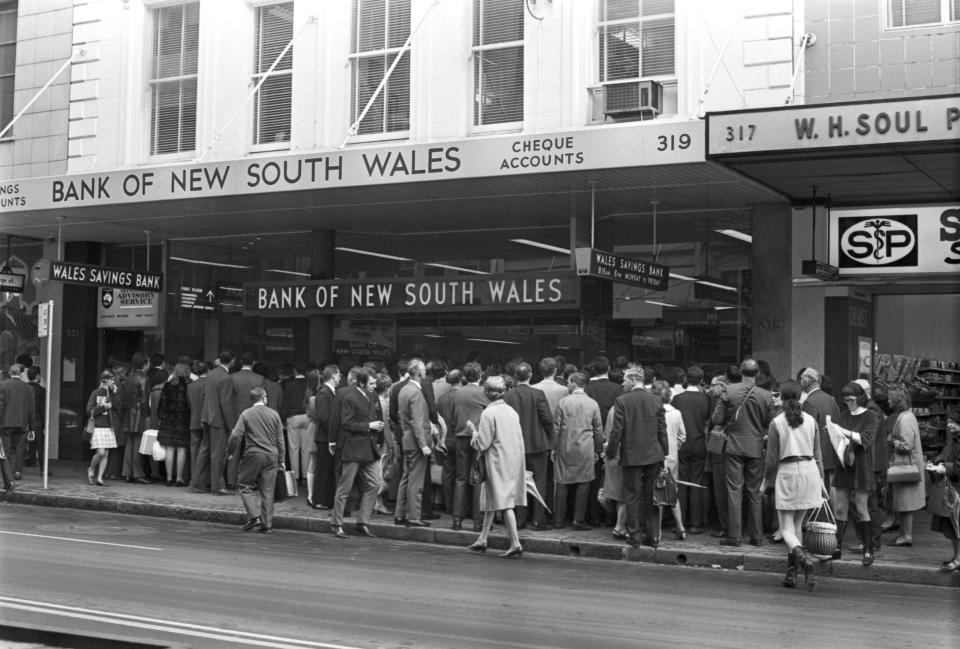 Vitrina de un banco de Nuevo Gales del Sur, en Australia. (Photo by Fairfax Media/Fairfax Media via Getty Images)