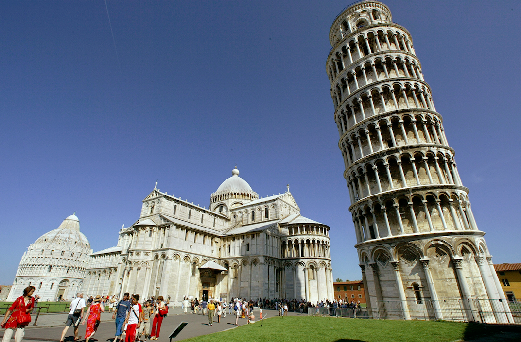 Leaning tower of pisa. Пизанская башня Италия. Колизей и Пизанская башня. Пизанская башня (Пиза, Италия). Падающая башня в Пизе.