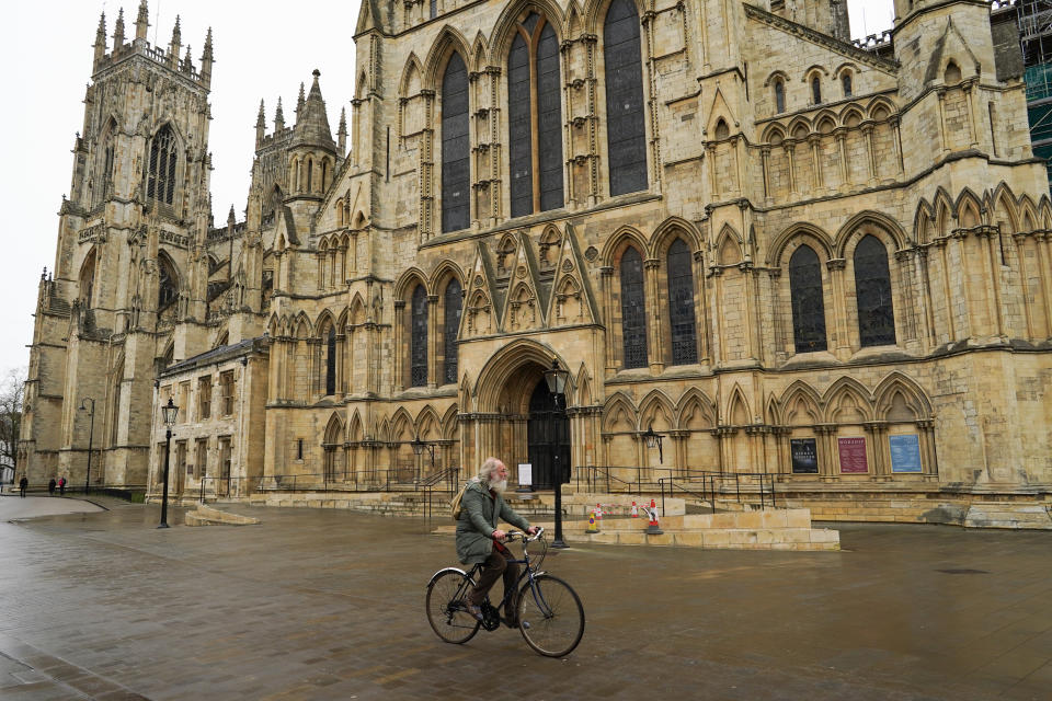 Un hombre circula en bicicleta el 17 de marzo junto a la Catedral de York (Reino Unido), que permanece cerrada al público. (Foto: Ian Forsyth / Getty Images).