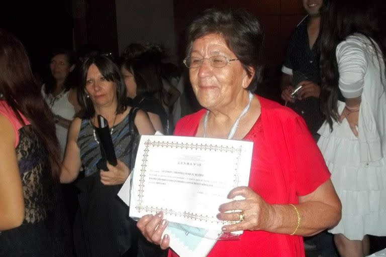 Dionisia Guzman retomó sus estudios escolares a los 61 años (Foto Facebook Dionisia Guzman)