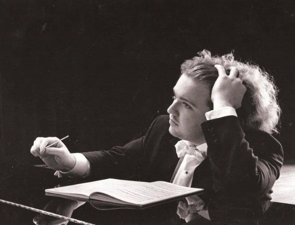 Stéphane Denève conducting in France at age 20.