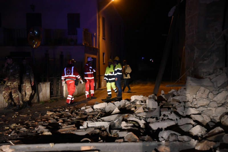 義大利中部26日再傳強震，不少建築物崩塌（AP）