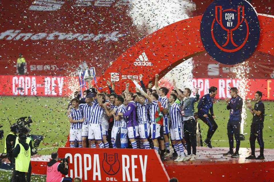 Los jugadores de la Real Sociedad festejan tras conquistar la Copa del Rey de 2020, con un triunfo sobre el Athletic de Bilbao en la final, disputada el sábado 3 de abril de 2021, en Sevilla (AP Foto/Ángel Fernández)