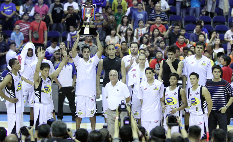 The Llamados accept their runner-up trophy. (PBA Images)