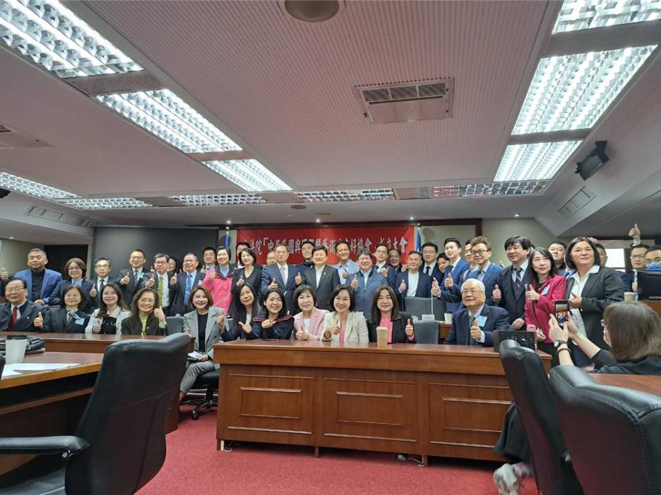 中華民國與國際醫療衛生友好協會15日成立，團體大合照。（實習記者温予菱攝）