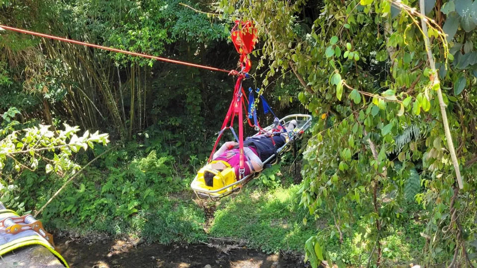 除了駕駛自行脫困、另1名傷者救出後自行爬梯，其餘2名傷者由擔架及繩索運送至路面。（寶山鄉長提供）