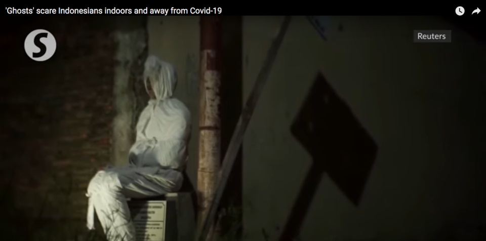 En una aldea de Indonesia voluntarios disfrazados de fantasma asustan a quienes se saltan el confinamiento por el coronavirus. (Foto: Captura Youtube / The Star)