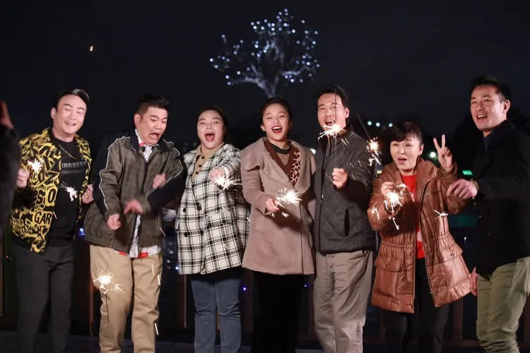 小甜甜（左三）與劇組一起慶祝農曆新年。翻攝小甜甜臉書