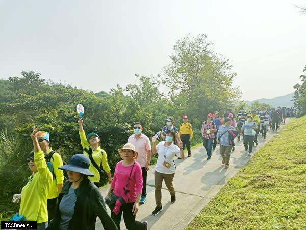 110年「基隆市運動i台灣」健康啟動！暖暖區健走打頭陣，社區民眾參與十分踴躍。（圖：教育處提供）