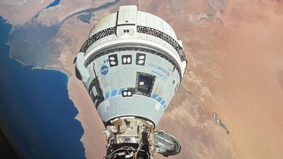 Das NASA-Raumschiff Boeing Crew Flight Test Starliner ist am 13. Juni am vorderen Hafen des Harmony-Moduls angedockt, während sich die Internationale Raumstation ISS 262 Meilen über der ägyptischen Mittelmeerküste im Orbit befand.  -NASA