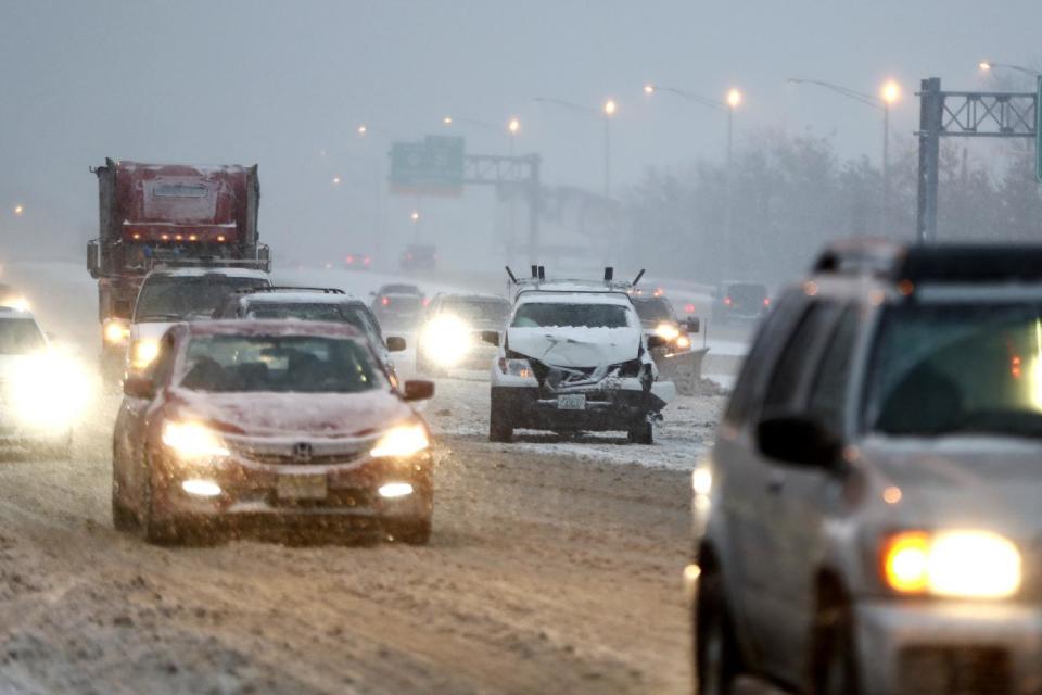 Un vehículo chocado, al centro, yace sobre el carril de mayor velocidad de la carretera interestatal 80, tras un accidente durante una nevada, el sábado 17 de diciembre del 2016, en Lodi, New Jersey. (AP Foto/Julio Cortez)