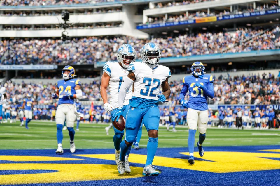 Detroit Lions running back D'Andre Swift (32) scores a touchdown against Los Angeles Rams during the first half at the SoFi Stadium in Inglewood, Calif. on Sunday, Oct. 24, 2021.