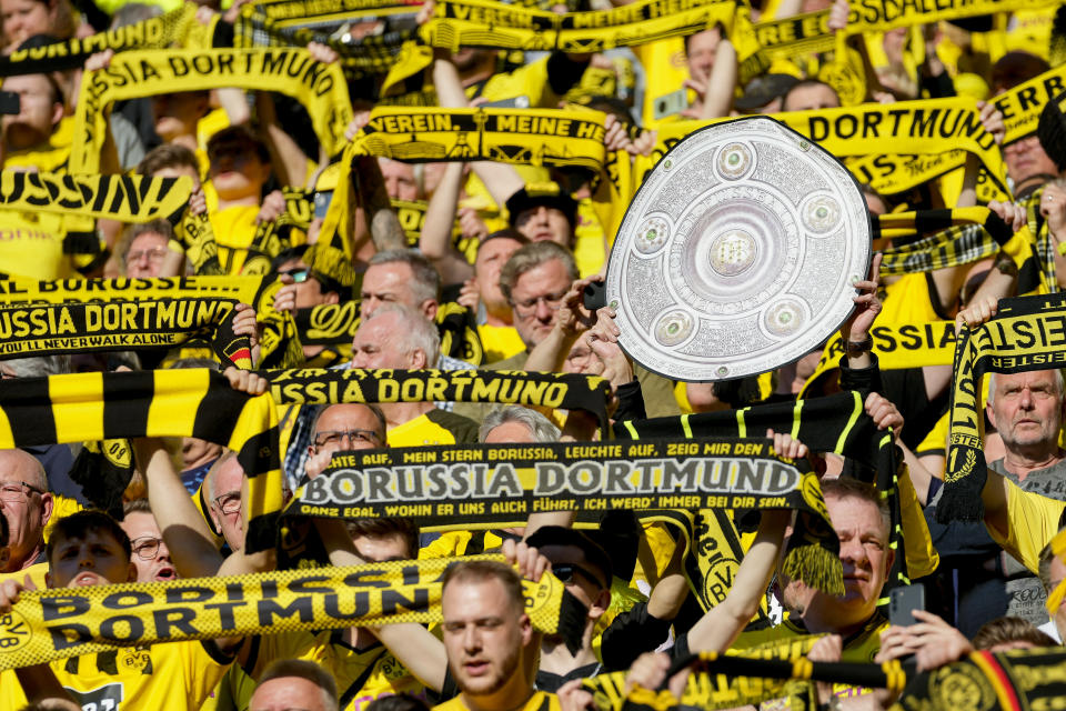 Die Fans sind schon bereit: Provisorische Meisterschale beim Spiel gegen den FC Augsburg am 33. Spieltag. (Bild: Alex Gottschalk/DeFodi Images via Getty Images)