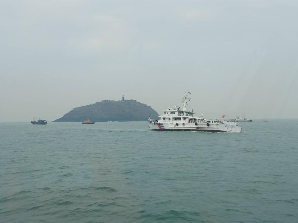 中國船隻在金門離島東碇島（中）海域翻覆，台灣海巡署出動4艘巡防艇搜救。海巡署提供