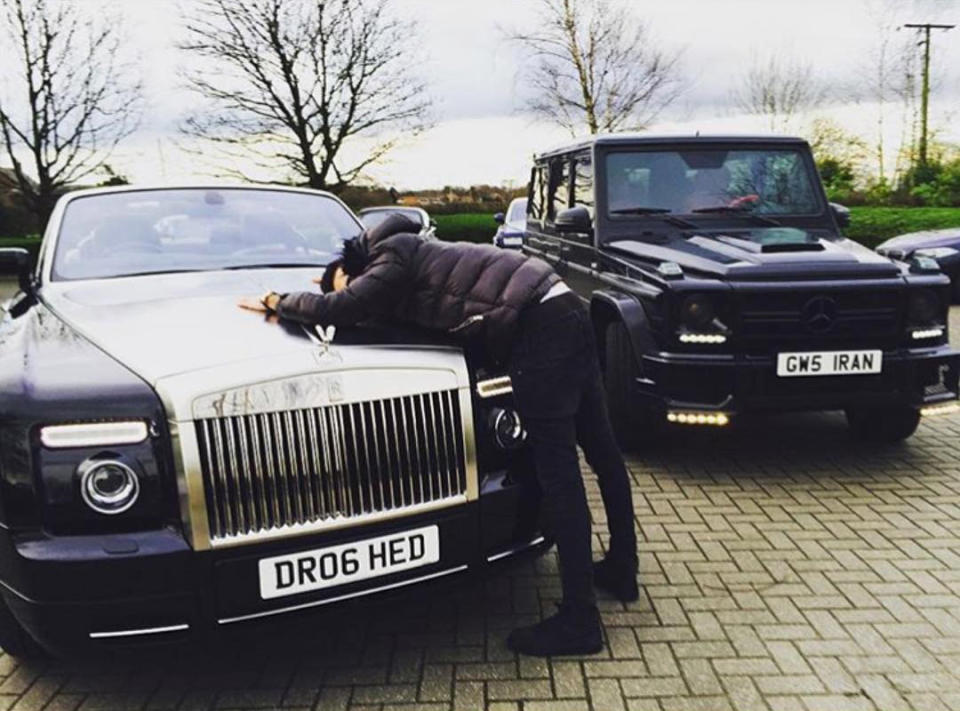 Ob zum Geburtstag oder einfach so: Dieser junge Mann darf offenkundig ein Phantom Drophead Coupé von Rolls-Royce sein Eigen nennen – oder er hat immerhin die Befugnis, ihn das eine oder andere Mal zu fahren. Ein Gebrauchtwagen zum Einstieg wäre schließlich zu einfach … (Bild-Copyright: Instagram/richkidslondon)