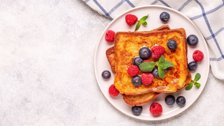 French toast with berries