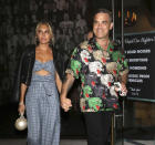 <p>Gerüchten zufolge soll Robbie Williams’ Tochter Theodora Rose als Blumenmädchen an der Hochzeit teilnehmen. Dementsprechend wären also auch der Sänger und seine Frau Ayda Field bei der royalen Vermählung von Harrys und Williams Cousine dabei. (Bild: AP Photo) </p>